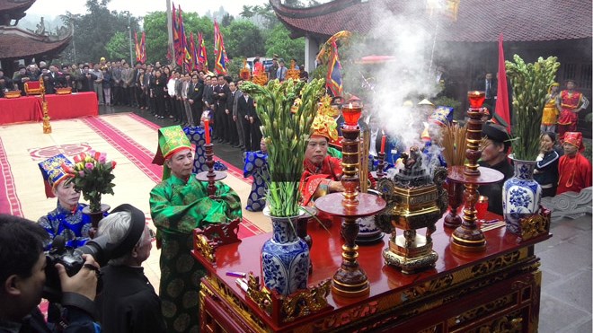 ແຂວງ ຟູ້ເຖາະຈັດພິທີໄຫວ້ບູຊາ ພະບິດາ ຫຼາກລອງກວນ ແລະ ຖະຫວາຍດອກໄມ້,ໄຕ້ທູບທຽນບູຊາ ພະແມ່ເອົາເກີ